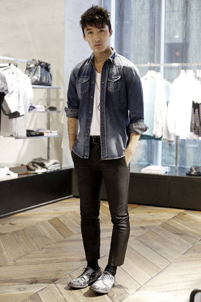 <strong>DIESEL｜ディーゼル</strong>　フラッグシップストア「ディーゼル ギンザ」　ファッションアドバイザー塚越純二さんの着こなし。デニムシャツ2万7300円、パンツ3万9900円、ベルト1万6590円