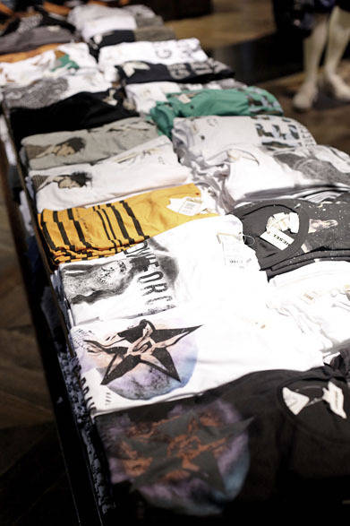 <strong>DIESEL｜ディーゼル</strong>　フラッグシップストア「ディーゼル ギンザ」　今着るのにぴったりのTシャツは、デザインバリエーションがじつに豊富