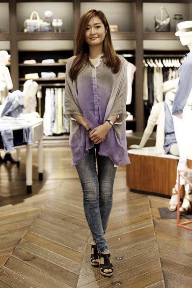 <strong>DIESEL｜ディーゼル</strong>　フラッグシップストア「ディーゼル ギンザ」　ファッションアドバイザー 渋谷幸絵さんの着こなし。柔らかな印象のケミカルウォッシュに軽やかなシャツを合わせてフェミニンさをプラス