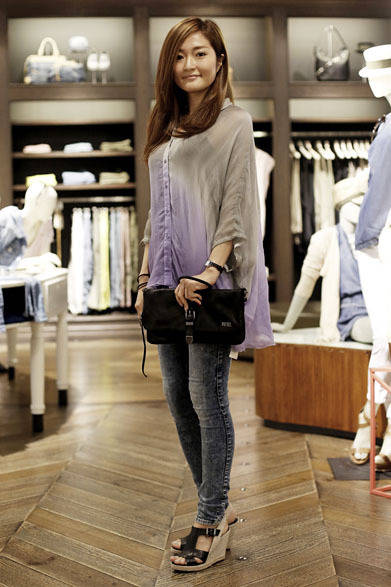 <strong>DIESEL｜ディーゼル</strong>　フラッグシップストア「ディーゼル ギンザ」　トップス2万4150円、デニムパンツ2万9400円、クラッチバック2万790円、サンダル2万2050円（すべてディーゼル）