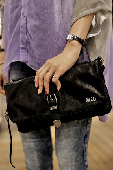 <strong>DIESEL｜ディーゼル</strong>　フラッグシップストア「ディーゼル ギンザ」　フェミニンな表情を演出する、華奢な時計とカーフレザーのクラッチバッグ