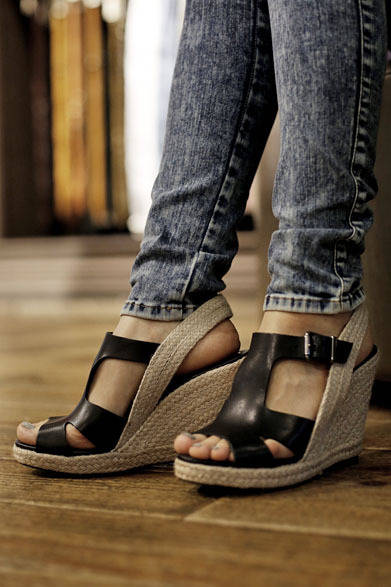 <strong>DIESEL｜ディーゼル</strong>　フラッグシップストア「ディーゼル ギンザ」　安定感抜群のウェッジソールサンダル。編み込みが夏らしい