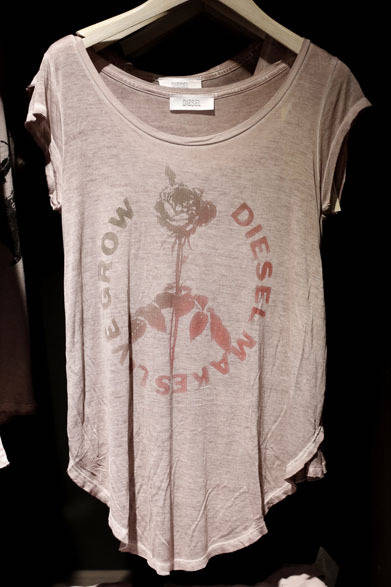 <strong>DIESEL｜ディーゼル</strong>　フラッグシップストア「ディーゼル ギンザ」　首もとをきれいに見せるヌードカラーのTシャツ