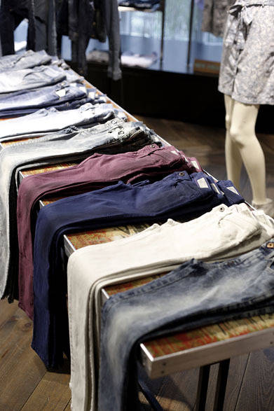 <strong>DIESEL｜ディーゼル</strong>　フラッグシップストア「ディーゼル ギンザ」　デニムの種類はじつに豊富