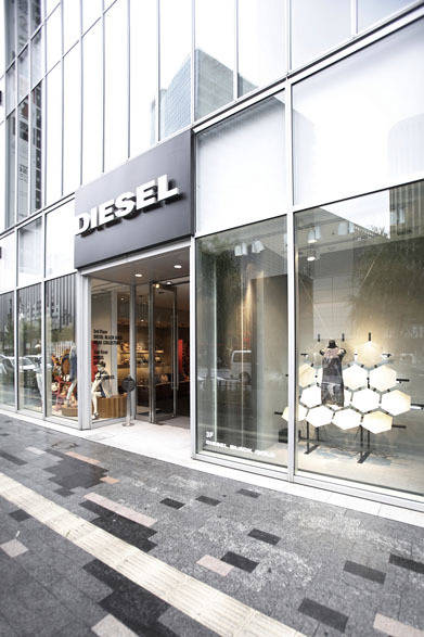 <strong>DIESEL｜ディーゼル</strong>　フラッグシップストア「ディーゼル ギンザ」　外堀通りに面したショップは、外国からの客も数多く訪れる