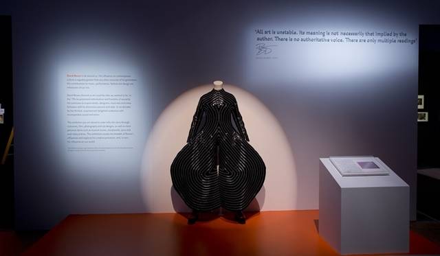 <strong>ART FILE 21｜「David Bowie is（デヴィッド・ボウイ展）」</strong>　 © Victoria and Albert Museum, London Special terms