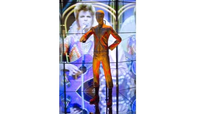 <strong>ART FILE 21｜「David Bowie is（デヴィッド・ボウイ展）」</strong>　 © Victoria and Albert Museum, London Special terms