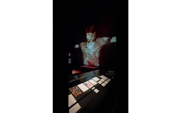 <strong>ART FILE 21｜「David Bowie is（デヴィッド・ボウイ展）」</strong>　 © Victoria and Albert Museum, London Special terms