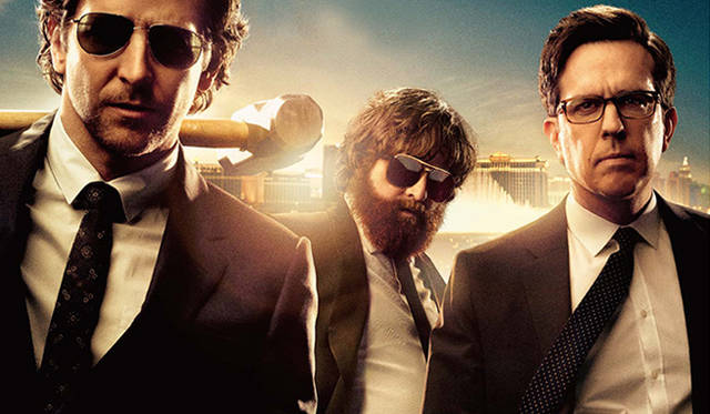 おなじみの3人組。左からフィル役のブラッドリー・クーパー、アラン役のザック・ガリフィアナキス、ステュ役のエド・ヘルムズ　© 2013 Warner Bros. Entertainment Inc. and Legendary Pictures