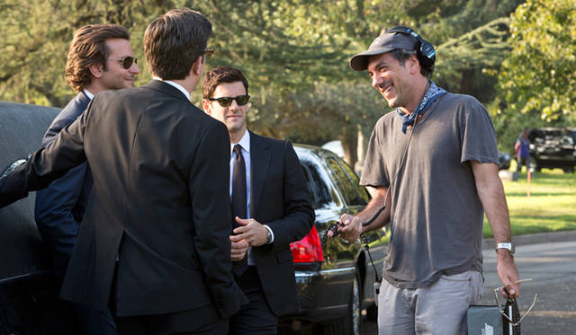 撮影現場の様子。右が監督のトッド・フィリップス　© 2013 Warner Bros. Entertainment Inc. and Legendary Pictures