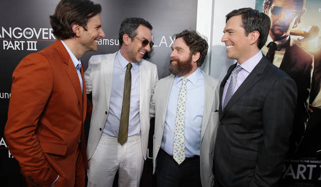 5月20日、本国アメリカでおこなわれたワールドプレミアの様子。左から主演のブラッドリー・クーパー、監督のトッド・フィリップス、主演のザック・ガリフィアナキスとエド・ヘルムズ