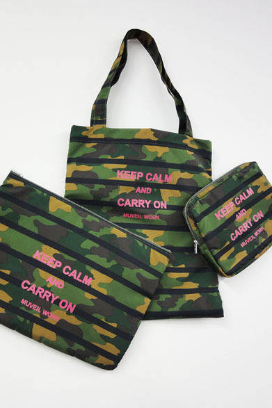 <strong>MUVEIL｜ミュベール</strong>　伊勢丹新宿店本館2階、東京クローゼット「MUVEIL WORK」　伊勢丹スペシャル・アイテム　ミリタリー柄のバッグ（WOMAN VICTORY）