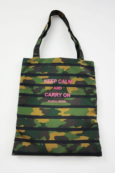 <strong>MUVEIL｜ミュベール</strong>　伊勢丹新宿店本館2階、東京クローゼット「MUVEIL WORK」　伊勢丹スペシャル・アイテム　ミリタリー柄のバッグ（WOMAN VICTORY）