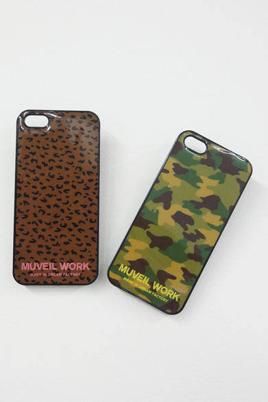 <strong>MUVEIL｜ミュベール</strong>　伊勢丹新宿店本館2階、東京クローゼット「MUVEIL WORK」　伊勢丹スペシャル・アイテム　レオパード、ミリタリー柄のアイフォンケース