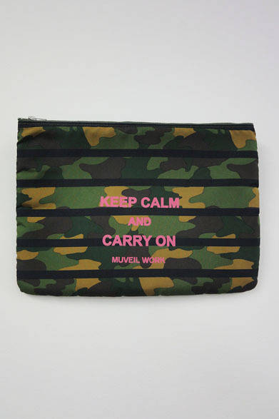 <strong>MUVEIL｜ミュベール</strong>　伊勢丹新宿店本館2階、東京クローゼット「MUVEIL WORK」　伊勢丹スペシャル・アイテム　ミリタリー柄のバッグ（WOMAN VICTORY）