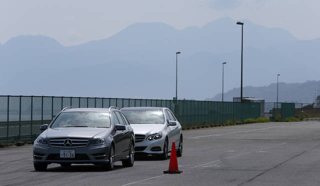 ディストロニック・プラス（ステアリングアシスト付）は、白線がほとんどないような状況でも、低速ならば、スラローム走行をする前車を追走する