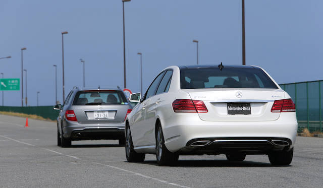 ディストロニック・プラス（ステアリングアシスト付）は、白線がほとんどないような状況でも、低速ならば、スラローム走行をする前車を追走する