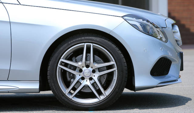 今回の試乗車は、アバンギャルドなためAMGスポーツパッケージを標準装備。18インチAMG5ツインスポークアルミホイールを装着する