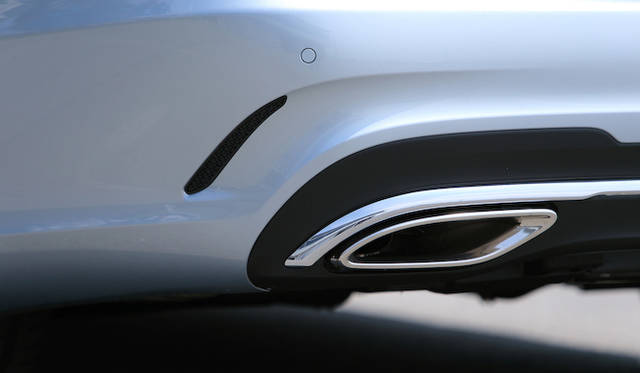 リアバンパーにはスリットがあいているかのような装飾パーツがつくのもAMGスポーツパッケージの特徴