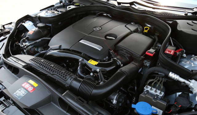 リーンバーンを制御する最新のメルセデス・ベンツ製2.0リッター4気筒エンジン。最高出力155kW（211ps）/ 5,500 rpm、最大トルク350Nm（35.7kgm）/ 1,200-4,000 rpmを発揮しながら、JC08モード燃費は15.5 km/ℓだ