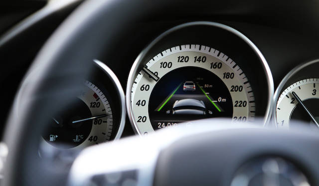 高速道路では、ディストロニック・プラスにより、前方車両を一定間隔で追走、あるいは白線にしたがって走行する。ハンドル操作まで、おこなってくれるため、自動運転さながらである。ディストロニック・プラスはブレーキを踏むことで、即座に解除できる