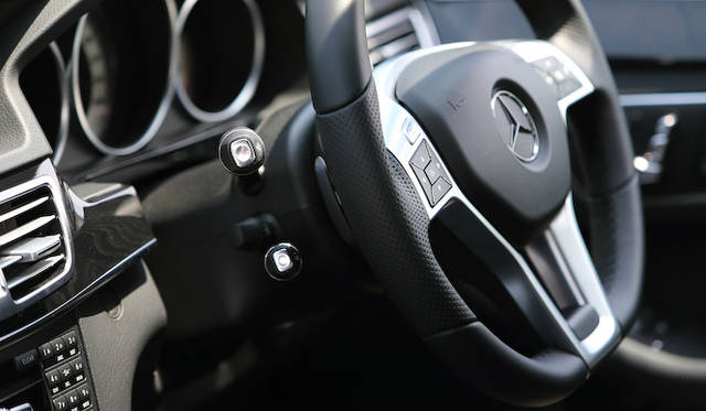 コラムにはえるレバーは上がウインカー、下がディストロニック・プラス設定用となる