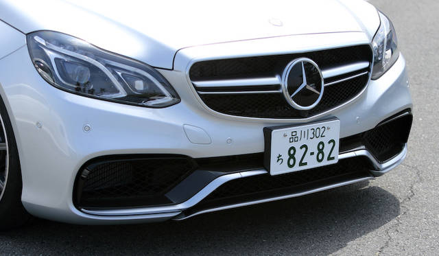 AMGスポーツパッケージ設定時は、ちょうどナンバープレートの下の部分がA型となる。これはAMGのAでもあるという