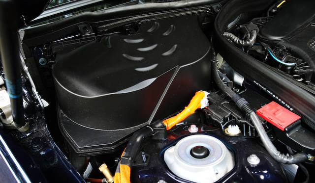 ハイブリッドモデルのバッテリーはエンジンルームの右側にある。コンパクトなものだが、この配置ゆえにハイブリッドモデルは左ハンドルのみとなる