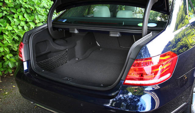 バッテリーがエンジンルーム内にあるため、トランク容量は505リットルと、通常モデルの531リットルとほとんどかわらない。もちろん、60:40分割可倒式リアシートをたおして、トランクスルーで利用することもできる