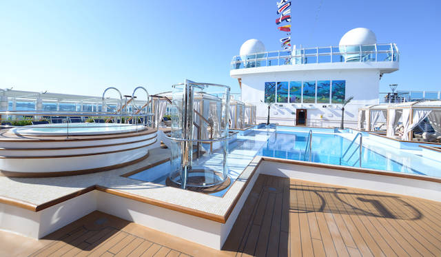 船の中央にはプール・エリアが