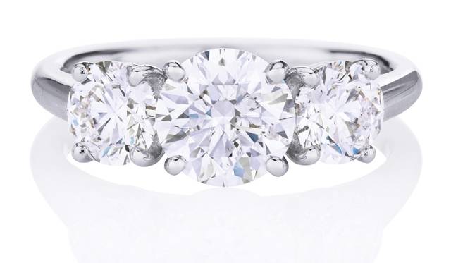 <strong>DE BEERS｜デビアス</strong>　DB クラシック トリオ リング[プラチナ×ダイヤモンド]（センターダイヤモンド 0.5ct～）92万4000円～