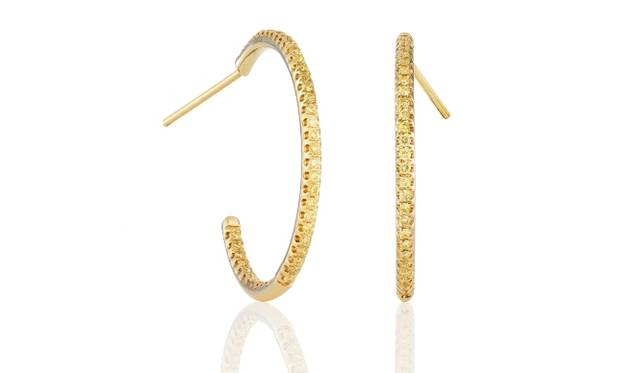 <strong>DE BEERS｜デビアス</strong>　「スレッドパヴェ」シリーズの新作「フープ イヤリング」