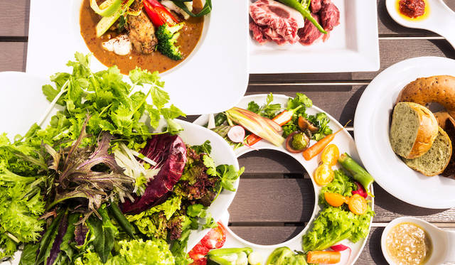 ビタミンやミネラルなどの美容成分を豊富にふくんだ銀座ミツバチのハチミツを使用したドリンク&フードメニューはもちろん、野菜バーベキューなど女性にうれしいヘルシーなメニューを展開