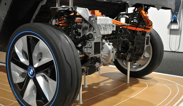 125kw（170ps）の最高出力と、250Nmの最大トルクを発生する電気モーターを車両後部にそなえる