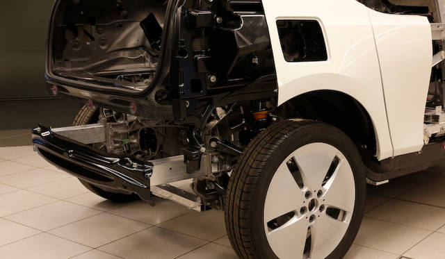 ボディパネルは色のついた軽量プラスチックで防錆加工や塗装も必要ない 