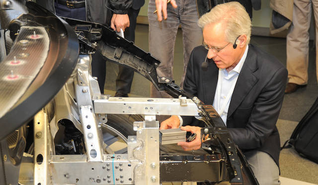 フロントのアルミニウムフレーム