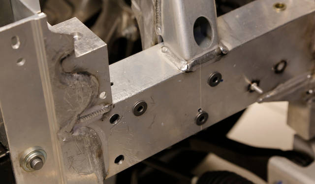 フロントのアルミニウムフレーム