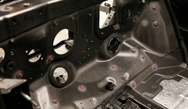 ライフモジュールとよばれる、CFRP（カーボンファイバー強化プラスチック）製の人間が乗る部分は、接着剤で接続されており、これとは別につくられるドライブモジュールとの接続はボルトでおこなわれる