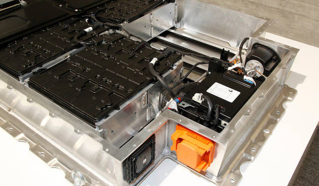 リチウムイオンバッテリーは96個のセル、8個のモジュールからなり、約130から160kmの走行可能距離となる