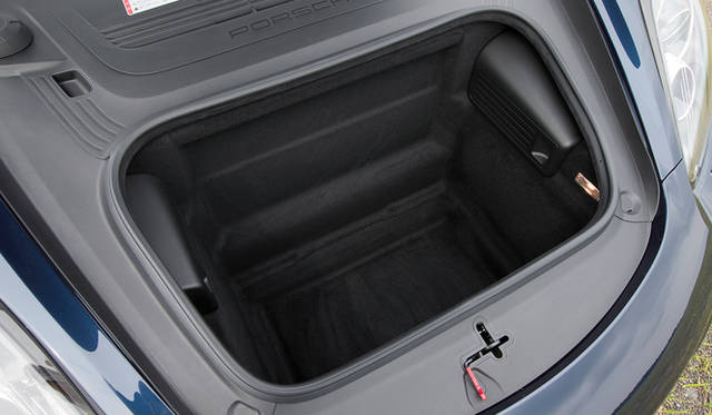 フロント部の収納スペースはかなり深い。容量は150リットルだ