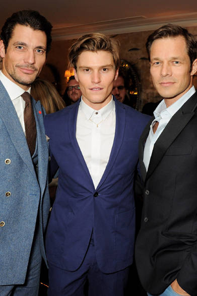左から、モデルのデビッド・ギャンディ、オリバー・チェシャー、ポール・スカルフォー