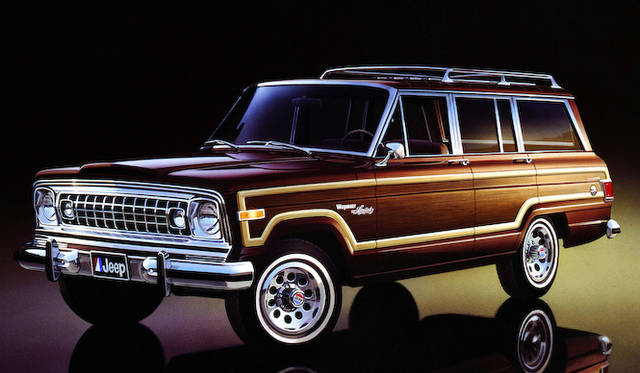4WDは、作業用、特殊用途向け、という常識を打ち破り、乗用車としてのラグジュアリーなしつらえに4WDをくみあわせた、ラグジュアリー4WDの元祖的存在であるジープ ワゴニア。1963年から1991年までつくられた。写真はAMC時代のワゴニアで、1978年の最上位グレード、「リミテッド」