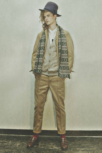 <strong>HAICARA｜ハイカラ</strong>　 HOWL 2013年秋冬コレクション　HAT (13AW-AC02) 1万6800円 (HOWL×CA4LA)、MUFFLER (13AW-AC21) 2万2050円、WOOL JACKET (13AWT-JK01) 4万8300円(HOWL×TAISHI NOBUKUNI)、WOOL SLACKS (13AWT-PT01) 2万6250円(HOWL×TAISHI NOBUKUNI)、KNIT CARDIGAN (13AW-KT03) 3万5700円、PATCH WORK SHIRT (13AW-SH01) 2万3100円