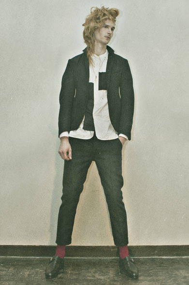 <strong>HAICARA｜ハイカラ</strong>　 HOWL 2013年秋冬コレクション　WOOL JACKET (13AWT-JK01) 4万8300円 (HOWL×TAISHI NOBUKUNI)、WOOL SLACKS (13AWT-PT01) 2万6250円(HOWL×TAISHI NOBUKUNI)、PATCH WORK SHIRT (13AW-SH01) 2万3100円、CROSS BRASS BEADS NECKLACE (13AW-AC20) 1万5750円(HOWL×Garden of Eden)