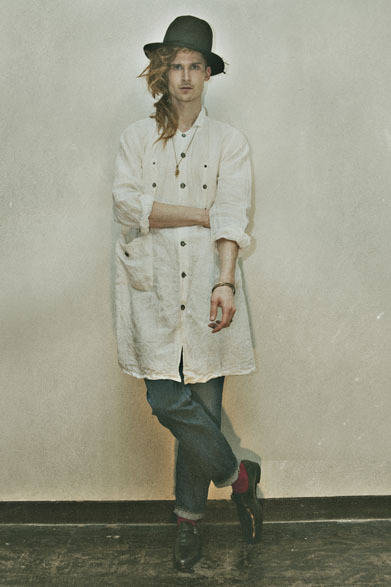 <strong>HAICARA｜ハイカラ</strong>　 HOWL 2013年秋冬コレクション　HAT (13AW-AC02) 1万6800円 (HOWL×CA4LA)、LINEN LONG SHIRT (13AWR-SH02) 3万9900円(HOWL×Robes & Confections)、DENIMS (1507) (13AW-PT03-1) 2万3100円、MARIA BRASS BEADS NECKLACE (13AW-AC19) 1万5750円(HOWL×Garden of Eden)、FIVE RING BRACELET (13AW-AC07) 1万2600円(HOWL×Garden of Eden)、ANTIQUE RING (13AW-AC08) 7140円(HOWL×Garden of Eden)