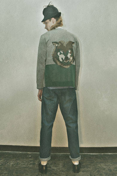 <strong>HAICARA｜ハイカラ</strong>　 HOWL 2013年秋冬コレクション　HUNTING CAP (13AW-AC04) 1万2600円 (HOWL×CA4LA)、JACQUARD KNIT CARDIGAN (13AW-KT02) 3万7800円、PATCH WORK SHIRT (13AW-SH01) 2万3100円、DENIMS (1507) (13AW-PT03-1) 2万3100円、MARIA BRASS BEADS NECKLACE (13AW-AC19) 1万5750円(HOWL×Garden of Eden)