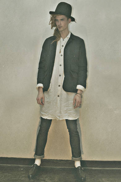 <strong>HAICARA｜ハイカラ</strong>　 HOWL 2013年秋冬コレクション　HAT (13AW-AC02) 1万6800円 (HOWL×CA4LA)、HUNTING JACKET (13AW-JK01) 4万6200円、LINEN LONG SHIRT (13AWR-SH02) 3万9900円(HOWL×Robes & Confections)、DENIMS (1501) (13AW-PT01) 1万9950円、MARIA BRASS BEADS NECKLACE (13AW-AC19) 1万5750円(HOWL×Garden of Eden)、FIVE RING BRACELET (13AW-AC07) 1万2600円(HOWL×Garden of Eden)、ANTIQUE RING (13AW-AC08) 7140円(HOWL×Garden of Eden)、BRASS STUDS RING (13AW-AC17) 8190円(HOWL×Garden of Eden)