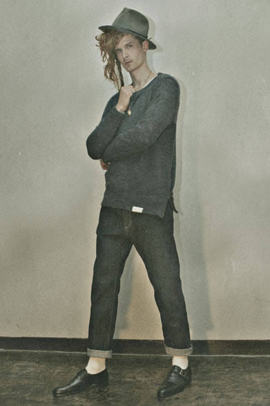 <strong>HAICARA｜ハイカラ</strong>　 HOWL 2013年秋冬コレクション　HAT (13AW-AC02) 1万6800円(HOWL×CA4LA)、ZIP KNIT (13AW-KT01) 4万6200円、DENIMS (1506) (13AW-PT03) 1万9950円、MARIA BRASS BEADS NECKLACE (13AW-AC19) 1万5750円(HOWL×Garden of Eden)、BRASS STUDS RING (13AW-AC17) 8190円 (HOWL×Garden of Eden)