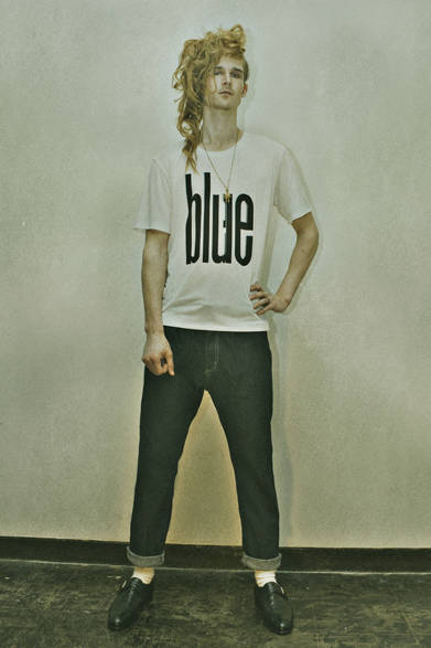 <strong>HAICARA｜ハイカラ</strong>　 HOWL 2013年秋冬コレクション　BIG T-SHIRT (13AW-TS02) 8190円、DENIMS (1506) (13AW-PT03) 1万9950円、CROSS BRASS BEADS NECKLACE (13AW-AC20) 1万5750円 (HOWL×Garden of Eden)、ANTIQUE RING (13AW-AC08) 7140円 (HOWL×Garden of Eden)、BRASS STUDS RING (13AW-AC17) 8190円、(HOWL×Garden of Eden)