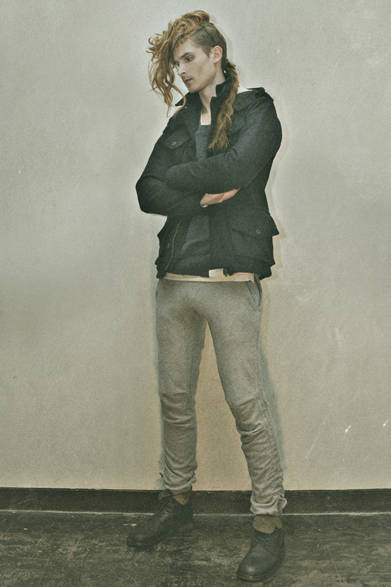 <strong>HAICARA｜ハイカラ</strong>　 HOWL 2013年秋冬コレクション　FOOD M-65 (13AWY-BZ01) 5万4600円(HOWL×yoshio kubo)、ZIP KNIT (13AW-KT01) 4万6200円、WAFFLE CLOTH (13AW-CS01) 1万6800円、SWEAT PANTS (13AW-PT03) 2万5200円